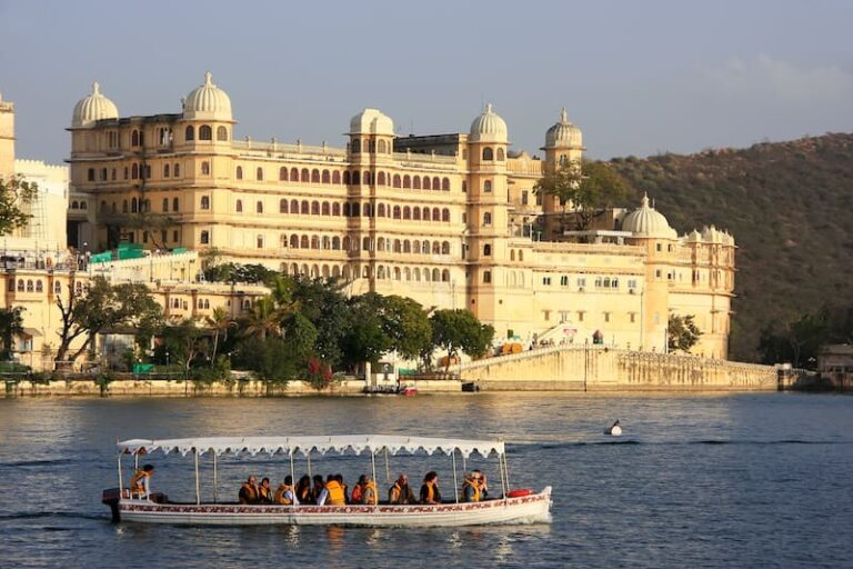 https://lilacmoments.com/wp-content/uploads/2024/06/Lake_Pichola_Blog_1536126866-768x512.jpg