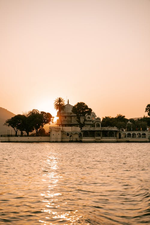 https://lilacmoments.com/wp-content/uploads/2024/06/free-photo-of-waterfront-with-heritage-architecture-at-sunrise.jpeg