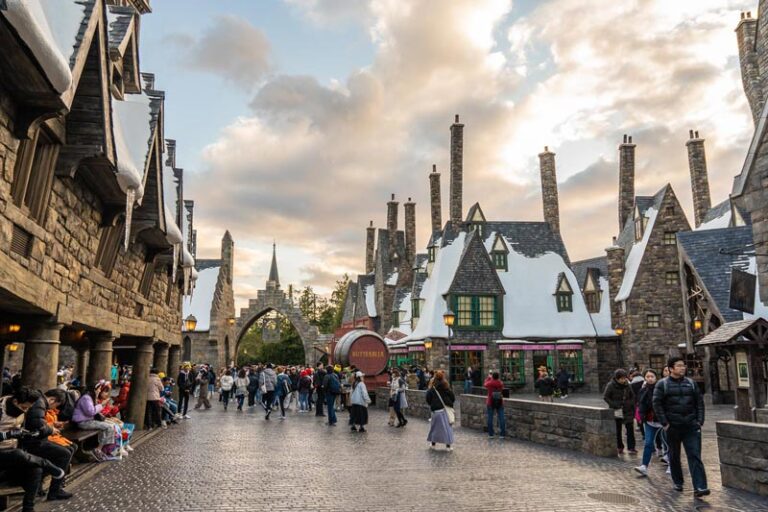 https://lilacmoments.com/wp-content/uploads/2024/06/hogsmeade-universal-studios-japan-768x512.jpg